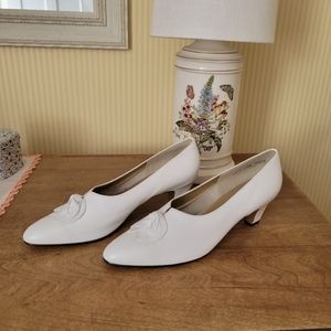 NEW Vintage white leather pumps